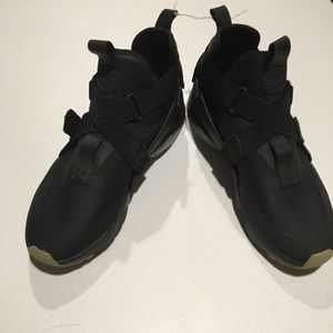 Brand New Nike Air Huarache City Sneakers.